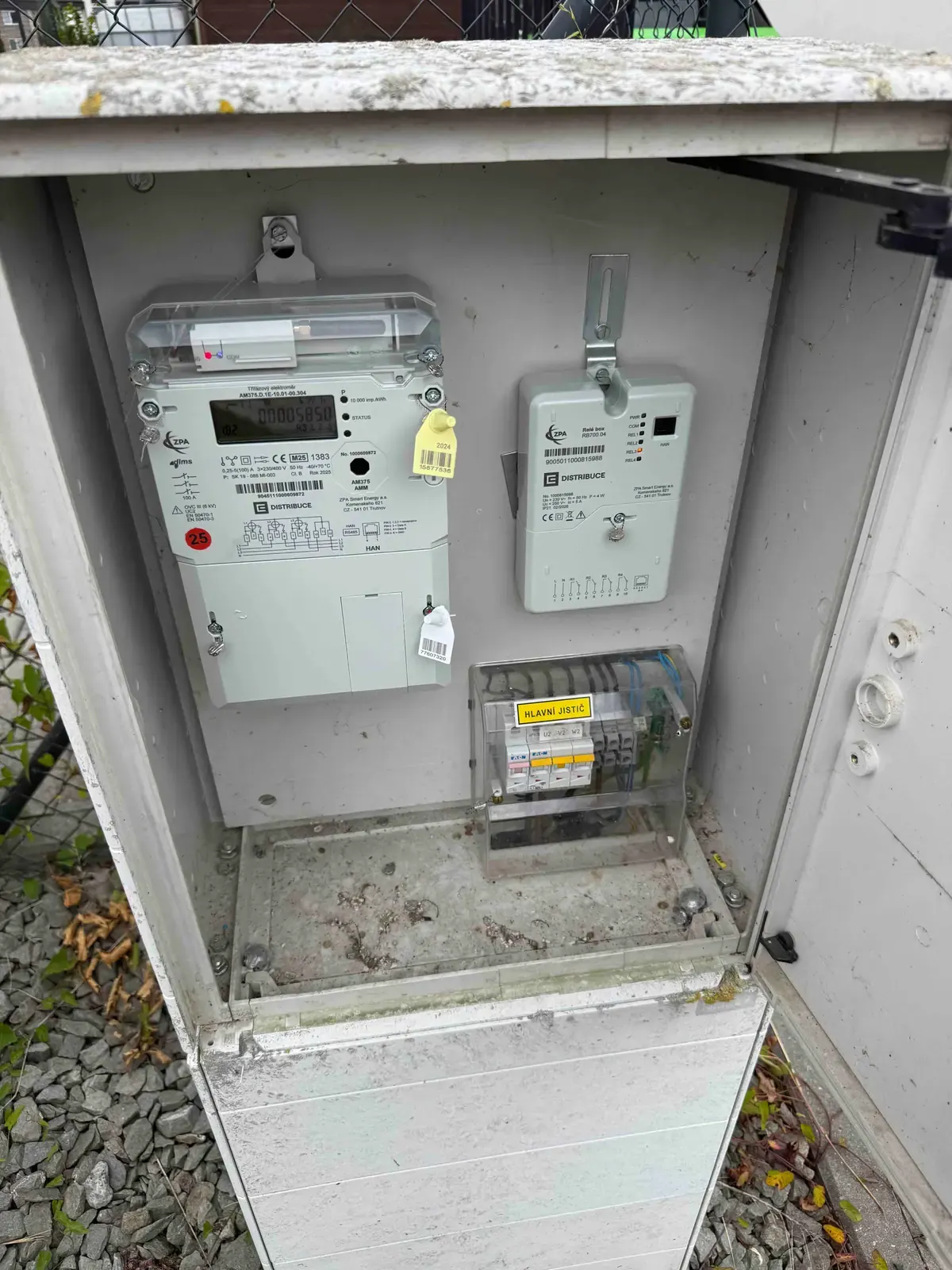 Výměna hlavních jističů v elektroměrovém rozvaděči v Jílovém u Děčína