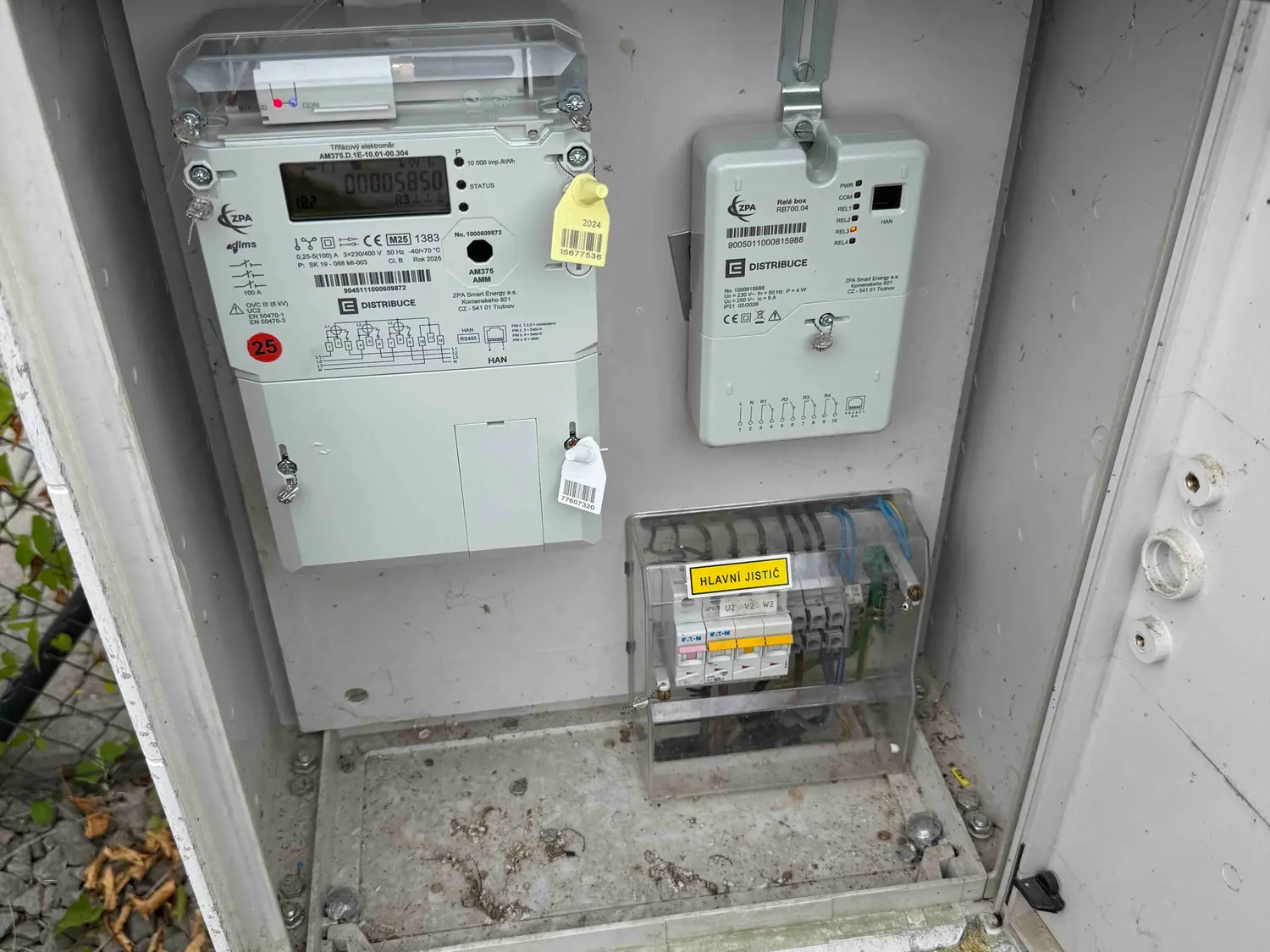 Elektroměrový rozvaděč s hlavním jističem po výměně v Jílovém u Děčína